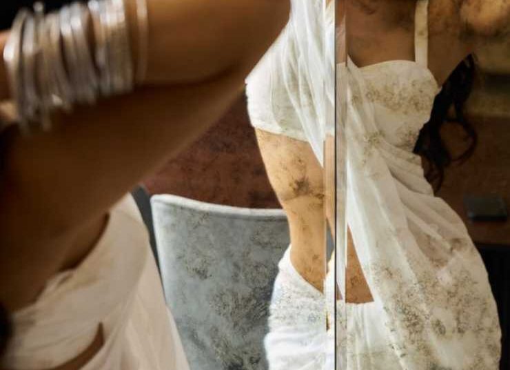 आईने के सामने मौनी रॉय ने फ्लॉन्ट की अपनी पतली कमरिया, साड़ी पहन लगाया ग्लैमरस का तड़का