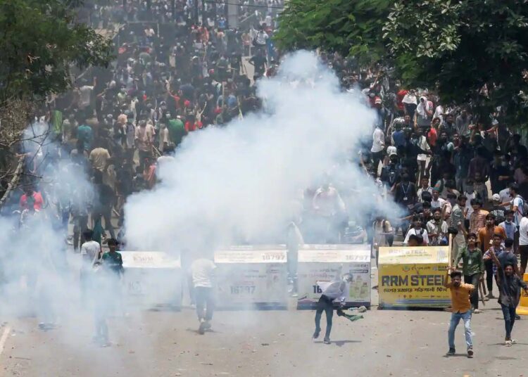 Bangladesh में हिंसा के बीच भारतीय दूतावास ने जारी की एडवाइजरी, हेल्पलाइन नंबर किए जारी