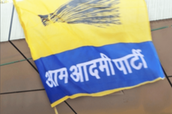 BJP पर किसानों पर गोलियां चलाने वाले पुलिस अफसरों को सम्मानित करने का आरोप