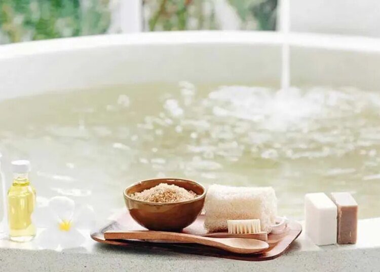 नहाने से पहले पानी में मिलाएं एक चम्मच नमक, मिलेंगे गजब के फायदे