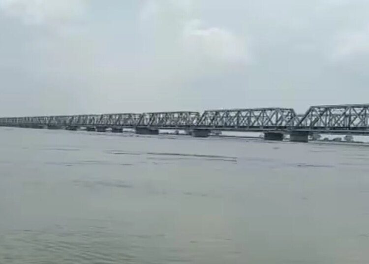 बहराइच: घाघरा नदी में छोड़ा गया ढाई लाख क्यूसेक पानी