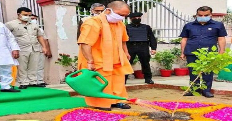 सीएम योगी ने ‘एक पेड़ अपनी मां के नाम’ लगाने का जनता से किया अनुरोध