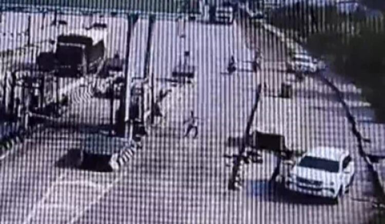 सिरोही बहाली टोल प्लाजा पर हुडदंग, गलत लेन कार घुसाने पर कर्मचारी ने रोका तो... 1 सिरोही बहाली टोल प्लाजा पर हुडदंग, गलत लेन कार घुसाने पर कर्मचारी ने रोका तो…