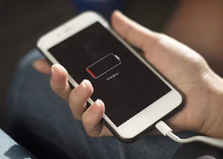 फोन में नहीं टिकती बैटरी?