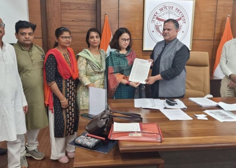 शिक्षकों के आगे झुकी योगी सरकार, डिजिटल अटेंडेंस को किया गया स्थगित