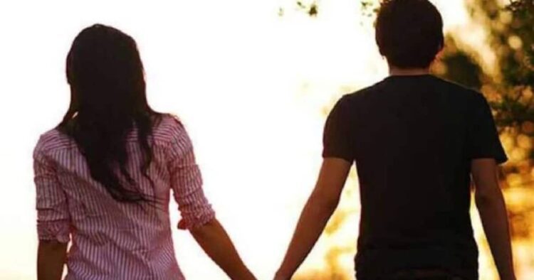 पति कांवड़ लेने गया, पत्नी प्रेमी संग भागी, रो-रोकर बेहाल हुई 3 साल की बच्ची