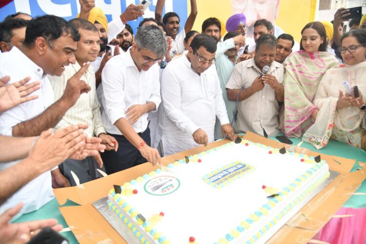 देश भर में मनाया गया ‘काम की राजनीति’ के सूत्रधार ‘केजरीवाल’ का जन्मदिन 1 Arvind Kejriwal