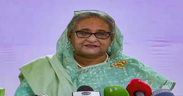 बांग्लादेश में भीषण हिंसा के बीच पीएम शेख हसीना का इस्तीफा, हुई भारत के लिए रवाना 1 बांग्लादेश में भीषण हिंसा के बीच पीएम शेख हसीना का इस्तीफा, हुई भारत के लिए रवाना