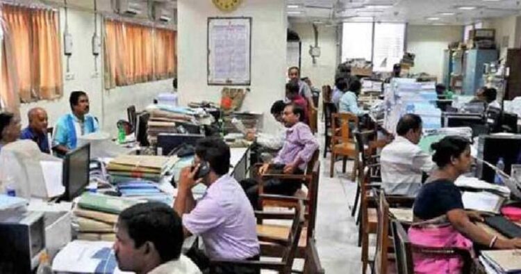 सरकारी कर्मचारियों के लिए थी बड़ी खुशखबरी, लेकिन हाईकोर्ट ने लगा दी रोक