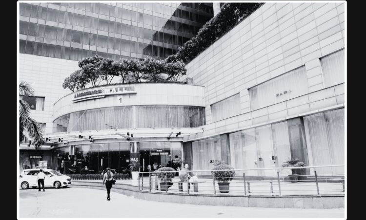 Gurugram Bomb Threats: गुरुग्राम में एंबियंस मॉल को बम से उड़ाने की धमकी, 1 news