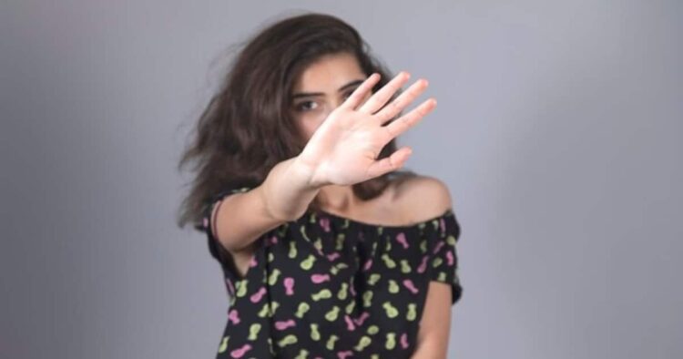 इज्जत खतरे में पड़ी तो महिला ने प्राइवेट पार्ट पर किया वार, चीखते हुए भागा नशेरी