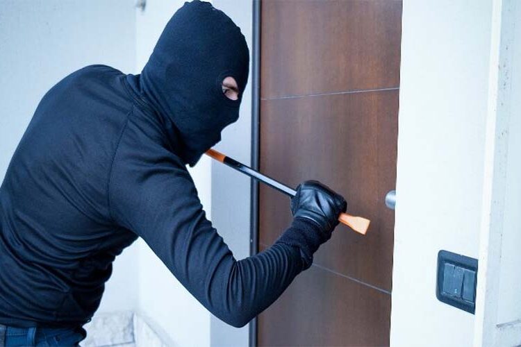 बंद घर को चोरों ने बनाया निशाना, लाखों रुपये के आभूषण और नकदी लेकर फरार,