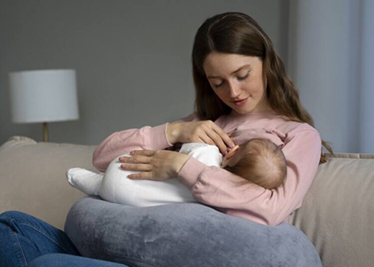 Breastfeeding Week: ब्रेस्टफीडिंग कराने वाली मांओं को इन 5 चीजों से रहना चाहिए