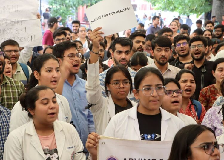 डॉक्टरों की बड़ी जीत! सुरक्षा को लेकर सरकार ने मानी मांग, बनाएगी कमेटी