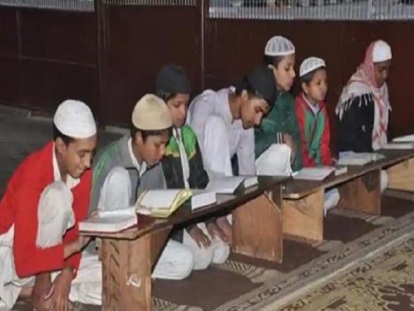 मदरसे में कट्टरपंथ की पढ़ाई पर सियासी बवाल