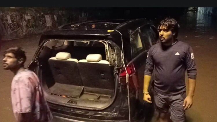 रेलवे अंडरपास पर ज्यादा पानी भरने से लॉक हुई एक्सयूवी 700 कार 1 रेलवे अंडरपास पर ज्यादा पानी भरने से लॉक हुई एक्सयूवी 700 कार