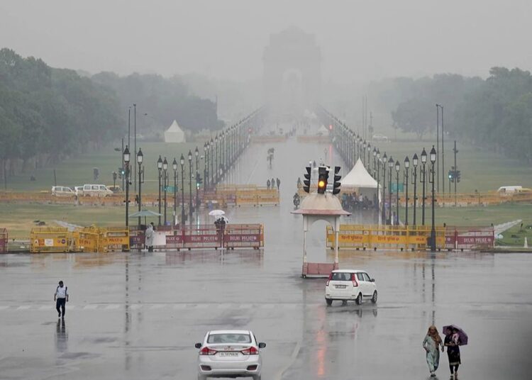 दिल्ली में बारिश के गिरा पारा, 21.9 डिग्री सेल्सियस तापमान दर्ज