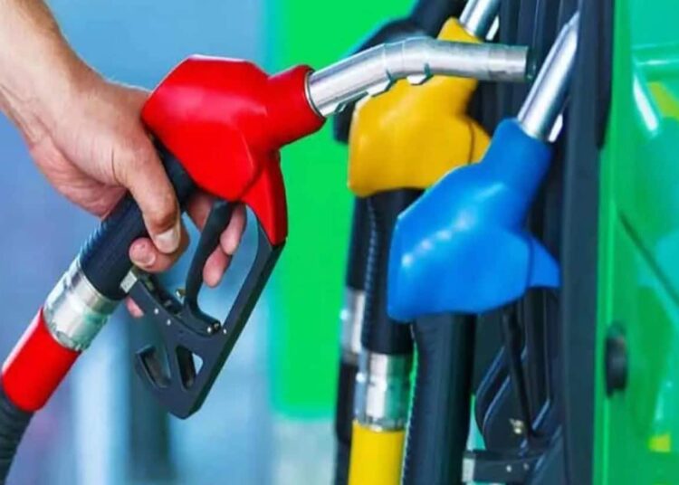 अंतरराष्ट्रीय स्तर पर कच्चे तेल के दाम धड़ाम, कंपनियां काट रहीं चांदी