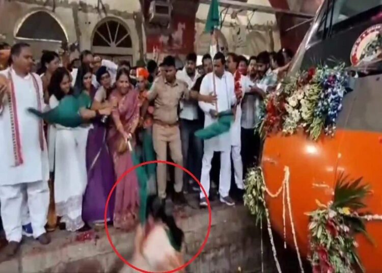 वंदे भारत को हरी झंडी दिखाने के दौरान BJP की महिला विधायक ट्रैक पर गिरीं,