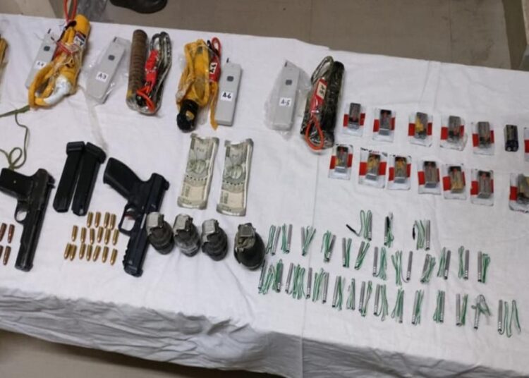 कुलगाम में आतंकियों और सुरक्षाबलों के बीच मुठभेड़