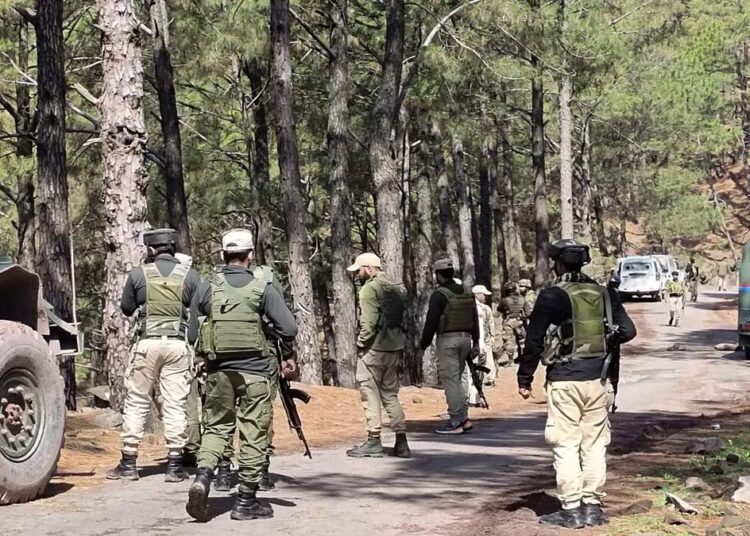 कुलगाम में सुरक्षा बलों और आतंकवादियों के बीच मुठभेड़ शुरू, इलाके की घेराबंदी