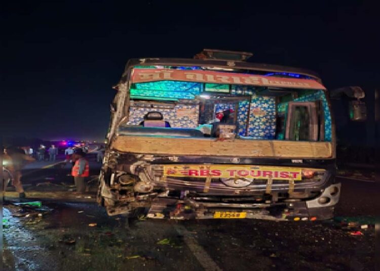 आगरा-लखनऊ एक्सप्रेस वे पर बड़ा हादसा, दिल्ली जा रही स्लीपर बस पलटी