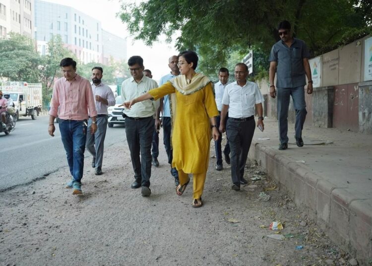 केजरीवाल के आदेश के बाद सड़कों पर उतरे दिल्ली के मंत्री और CM आतिशी