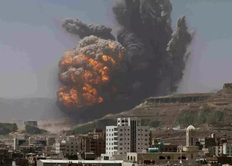 इजराइल ने यमन में हौथी ठिकानों को बनाया निशाना, हिजबुल्लाह ने हाइफा पर दागे मिसाइल