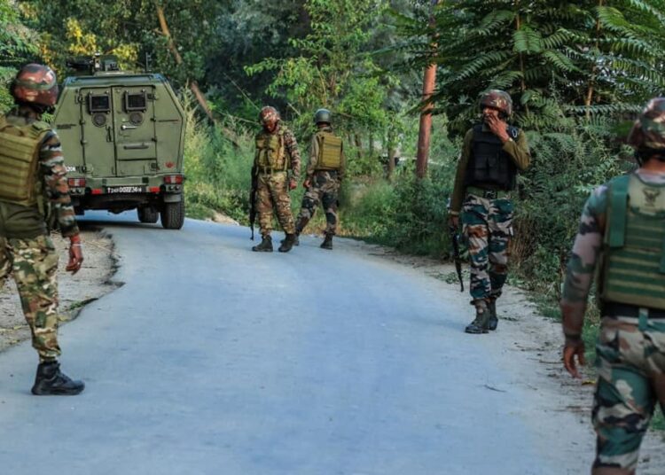 कुलगाम में आतंकियों से मुठभेड़: सेना ने 2 आतंकियों को घेरा, तलाशी अभियान जारी