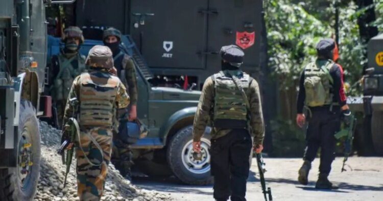 कुलगाम में सुरक्षा बलों और आतंकवादियों के बीच मुठभेड़,  3 जवान और 1 पुलिस घायल