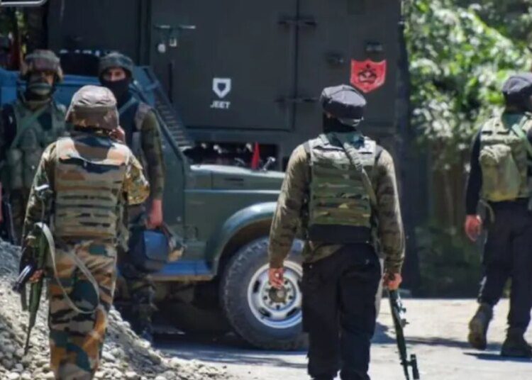 कुलगाम में सुरक्षा बलों और आतंकवादियों के बीच मुठभेड़,  3 जवान और 1 पुलिस घायल