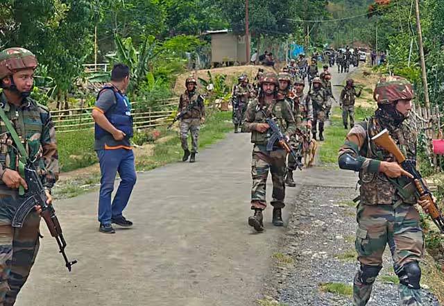 सुरक्षा बलों को मिली बड़ी कामयाबी: मणिपुर में प्रतिबंधित उग्रवादी संगठन के 3 सदस्य गिरफ्तार, हथियार बरामद