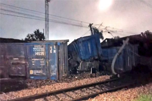 बड़ा रेल हादसे होने से टला, मथुरा के पास ट्रेन के 26 डिब्बे पटरी से उतरे