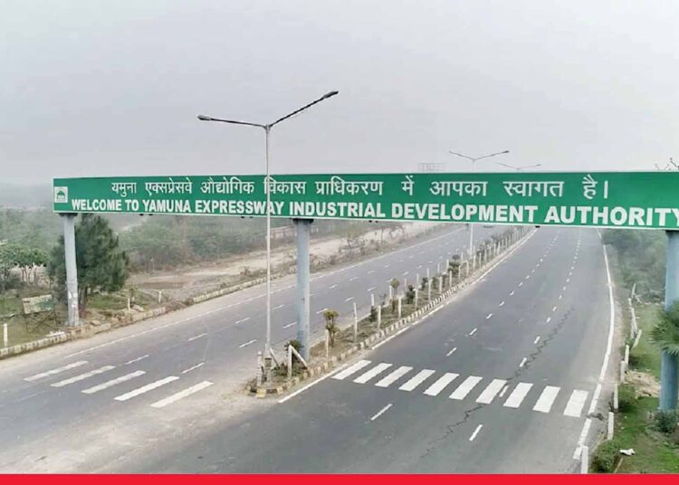 यमुना एक्सप्रेसवे पर गाड़ी चलाना और महंगा, टोल टैक्स में हुई बढ़ोतरी