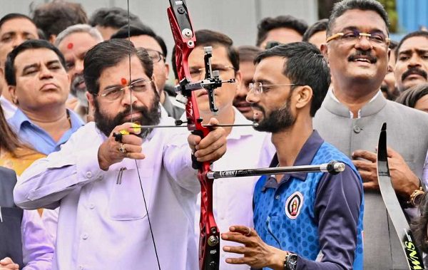 महाराष्ट्र के सीएम और मंत्री स्विट्जरलैंड गए