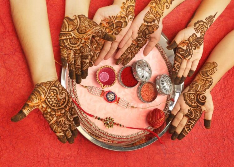 करवा चौथ पर लगाएं मेहंदी के खूबसूरत डिजाइन