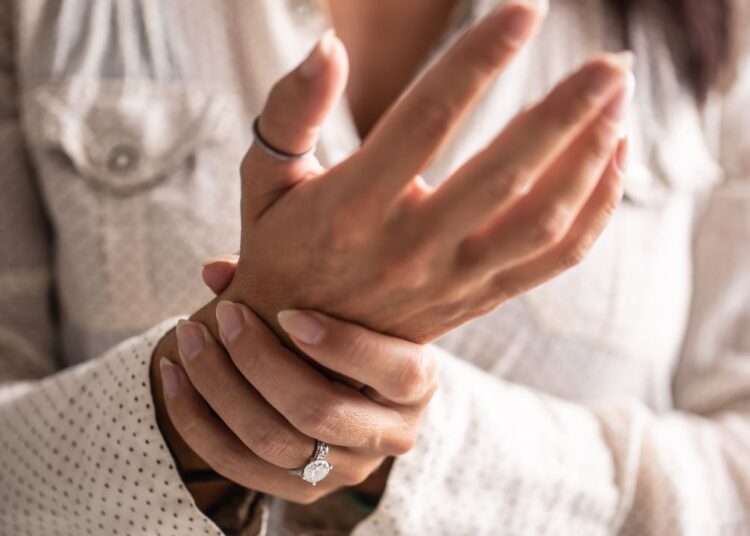 क्या बिना सर्जरी के भी ठीक हो सकती है आर्थराइटिस की बीमारी, क्या हैं तरीके, डॉक्टर से जानें