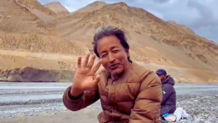 हिरासत में अनशन पर बैठे सोनम वांगचुक, लेह से पैदल चलकर पहुंचे हैं दिल्ली