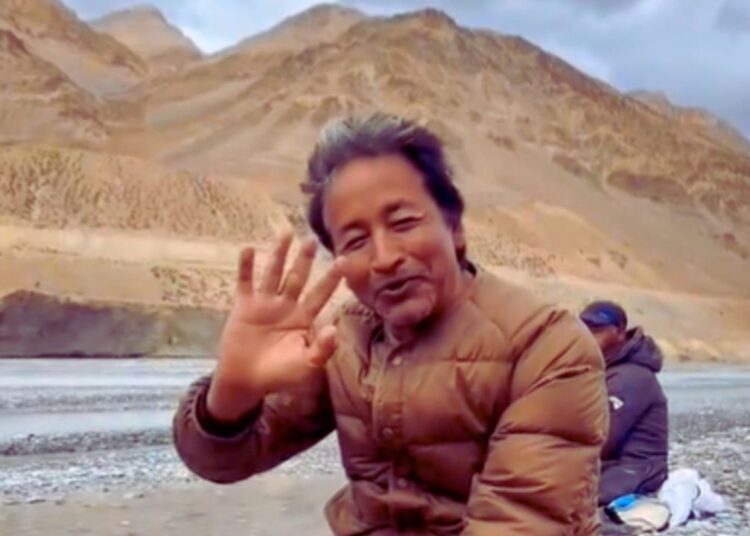 हिरासत में अनशन पर बैठे सोनम वांगचुक, लेह से पैदल चलकर पहुंचे हैं दिल्ली