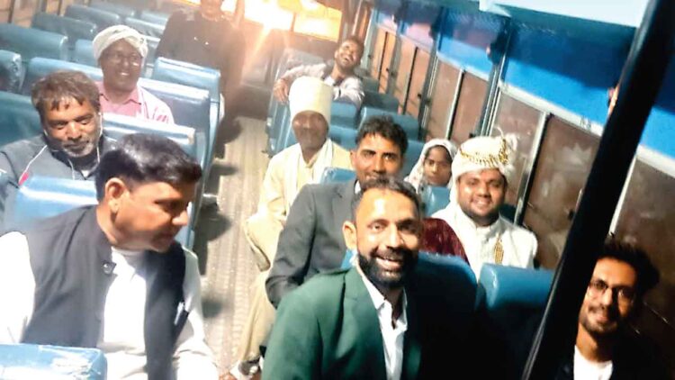 धुंध ने रोका बारात का रास्ता, तो रोडवेज बस में सवार होकर पहुंचा दूल्हा