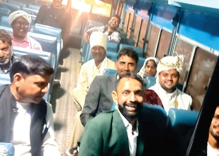 धुंध ने रोका बारात का रास्ता, तो रोडवेज बस में सवार होकर पहुंचा दूल्हा