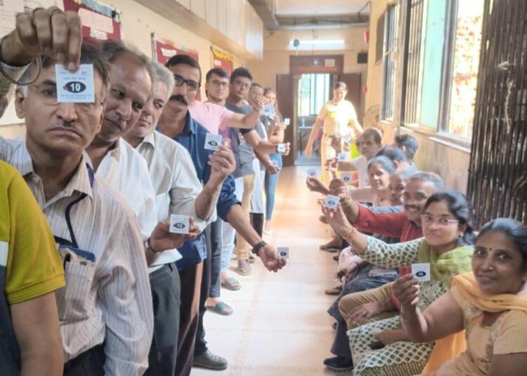 महाराष्ट्र में सुबह 9 बजे तक 6.61% मतदान, अकोला में खराब हुई ईवीएम