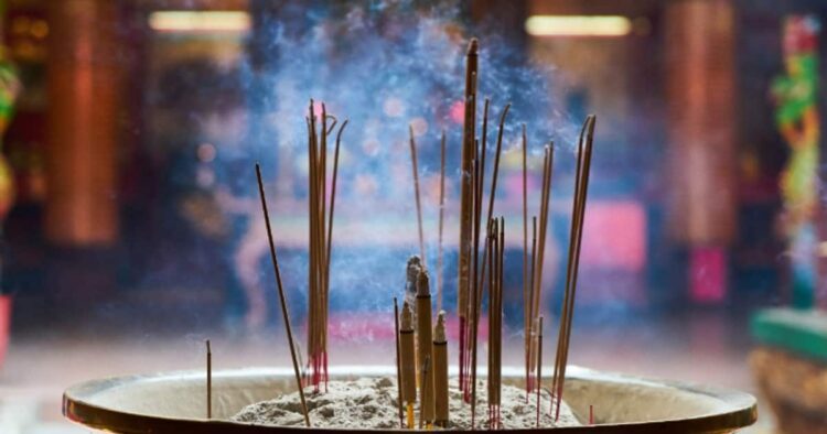 क्या आप जानते हैं अगरबत्ती जलाने का सही तरीका, जानें इसका लाभ 1 क्या आप जानते हैं अगरबत्ती जलाने का सही तरीका, जानें इसका लाभ