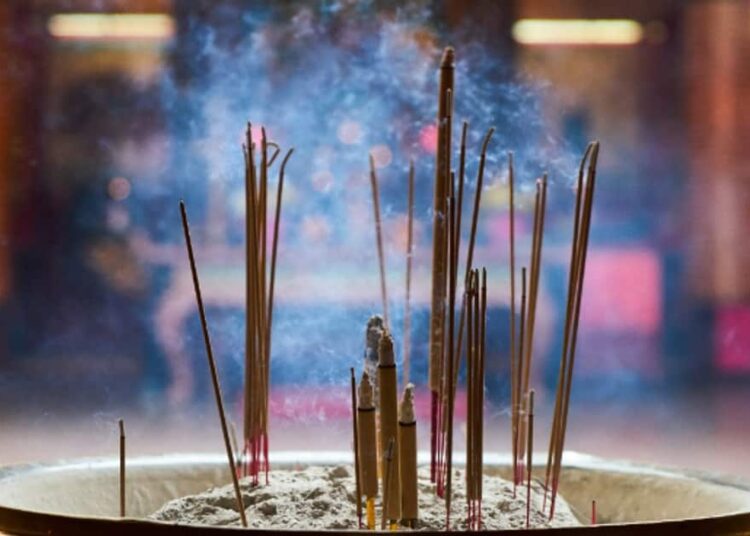 क्या आप जानते हैं अगरबत्ती जलाने का सही तरीका, जानें इसका लाभ