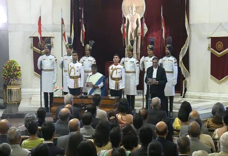 जस्टिस संजीव खन्ना बने 51वें चीफ जस्टिस, राष्ट्रपति द्रौपदी मुर्मू ने दिलाई पद की शपथ 1 जस्टिस संजीव खन्ना बने 51वें चीफ जस्टिस, राष्ट्रपति द्रौपदी मुर्मू ने दिलाई पद की शपथ