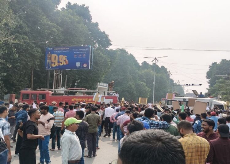 Prayagraj Protest: PCS परीक्षा शिड्यूल के खिलाफ प्रयागराज में छात्रों का प्रदर्शन; लाठीचार्ज, कई हिरासत में