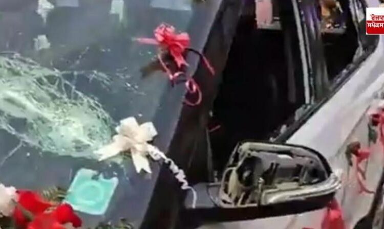 बारात लेकर पहुंचे दूल्हे की कार पर लाठी-डंडों और तलवार से हमला, टूटे शीशे