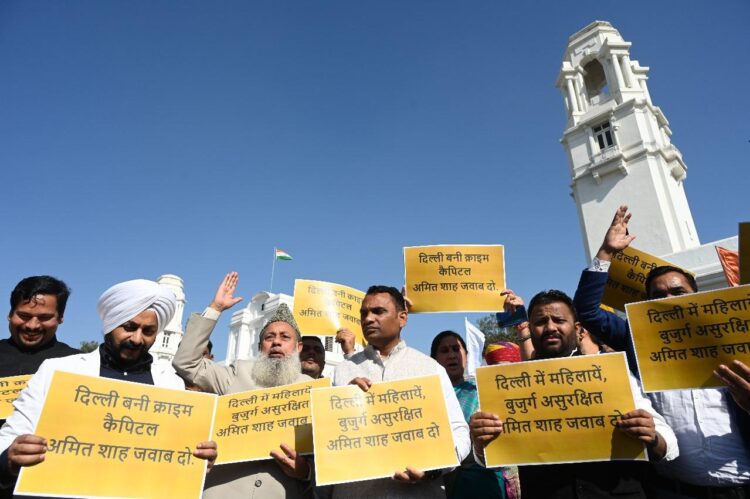 दिल्ली में बिगड़ी कानून व्यवस्था के ख़िलाफ़ विधानसभा परिसर में "आप" विधायकों का विरोध-प्रदर्शन 1 AAP Protest