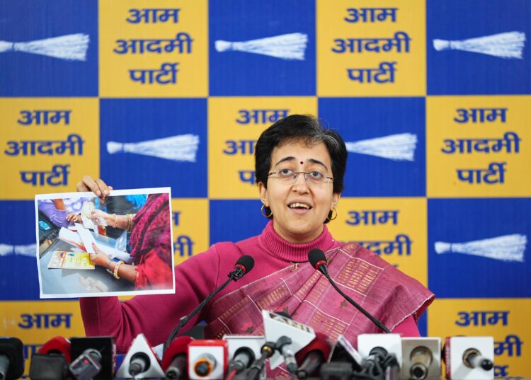 वोट के लिए पैसे बांटते हुए रंगे हाथों पकड़ी गई भाजपा 1 Atishi CM