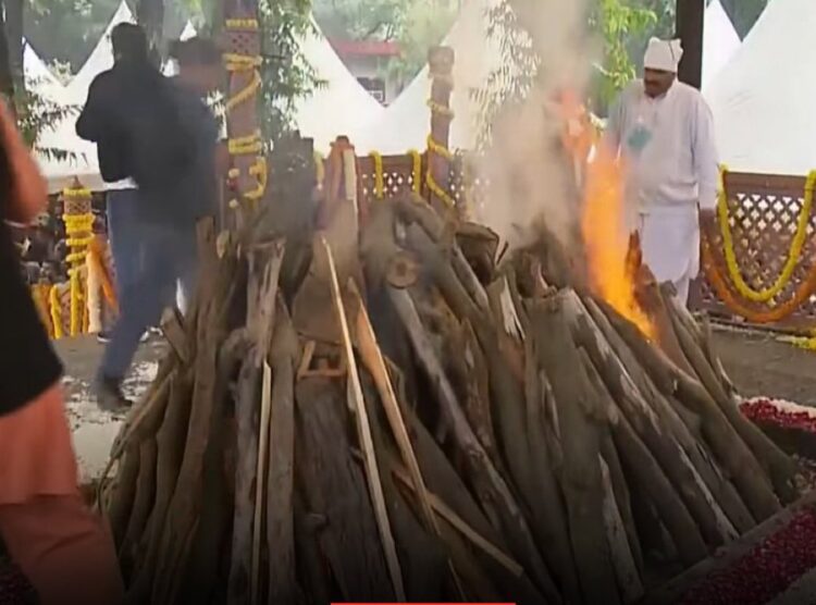 "पंचतत्व में विलीन हुए मनमोहन सिंह, निगम बोध घाट पर गूंजे ‘अमर रहें’ के नारे!" 1 Dr. Manmohan Singh